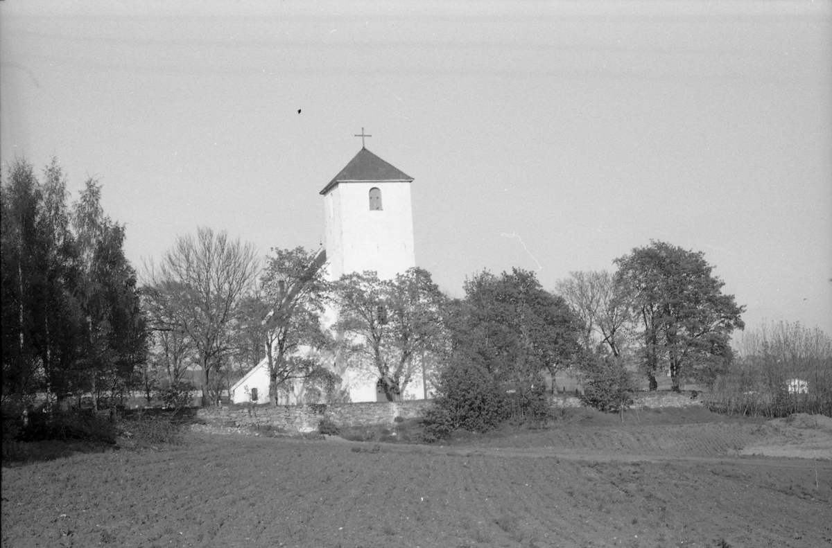 Hoff kirke mai 1954. Tre bilder.