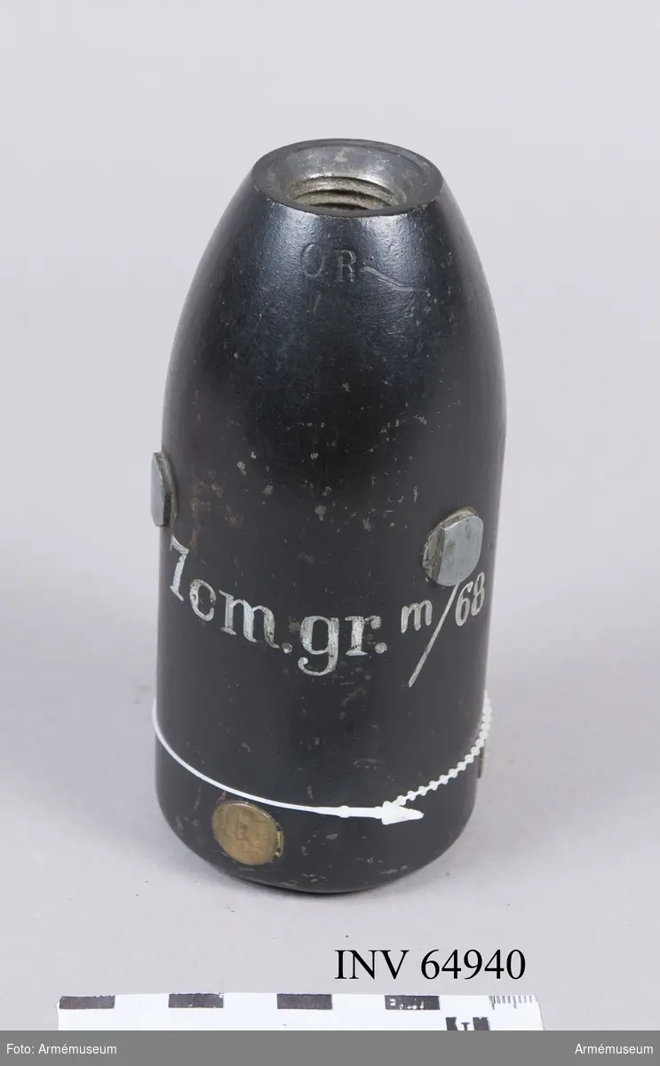 Grupp F II.
7 cm granat m/1868 med rör till räfflad framladdningsmateriel.
Röret saknas.