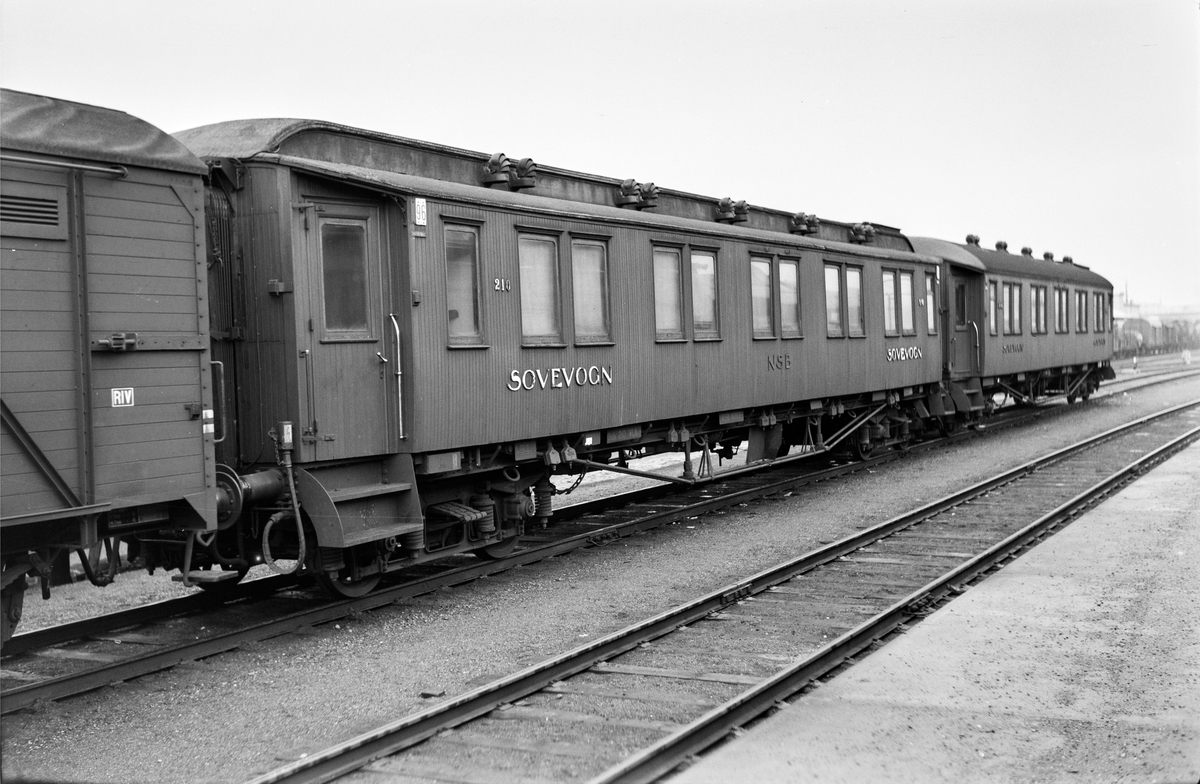 Sovevogner på Trondheim stasjon, nærmest litra WLAo1a type 1 nr. 210.