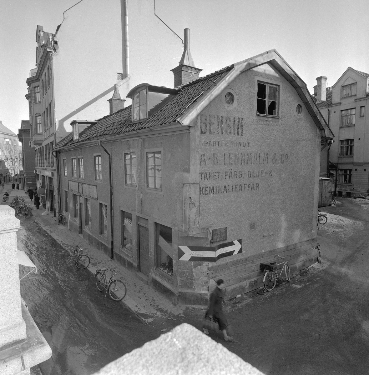Del av Torggatan i Linköping 1956. Huset i blickfånget kommer att rivas inom kort och fullfölja de styrandes önskan att istället för en trång gränd skapa ett torg på platsen.