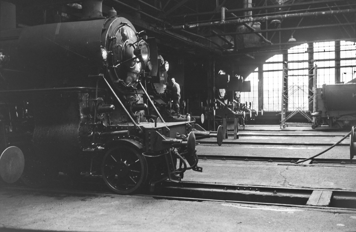 Damplokomotiver i lokomotivstallen på Marienborg. Nærmest type 26c nr. 413.