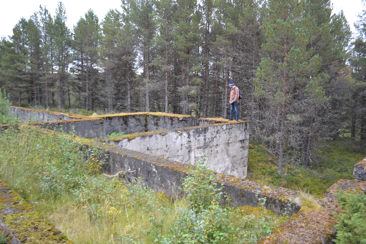 Grunnmuren etter "kooperativen" på Røstvangen.