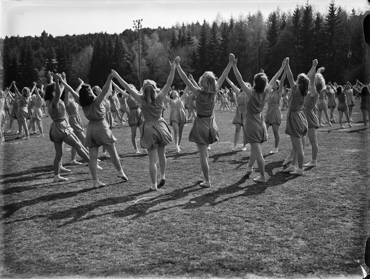 "Den kvinnliga masstruppens uppvisning präglades av precision och grace" vid Upplands Gymnastikförbunds 25-årsjubileum på Studenternas Idrottsplats