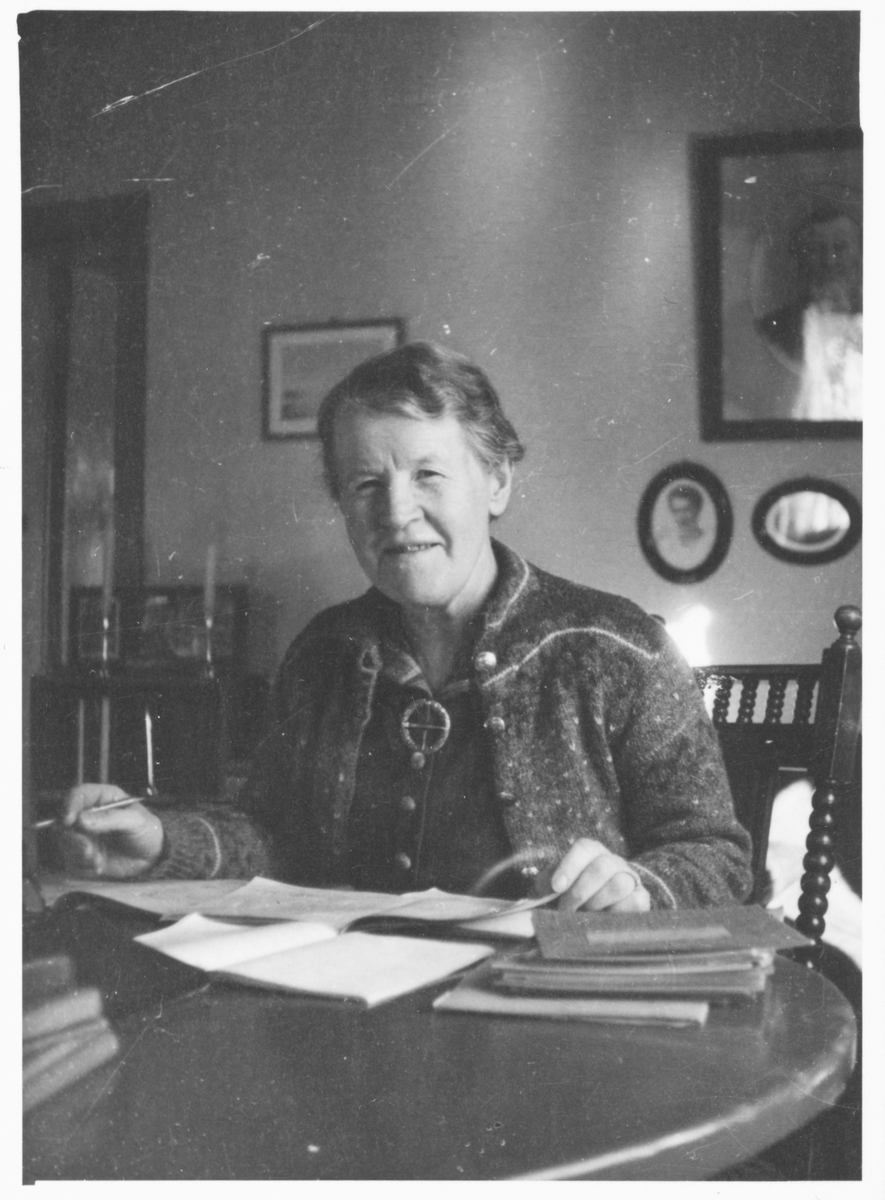 Anne Sellæg ved skrivebordet.