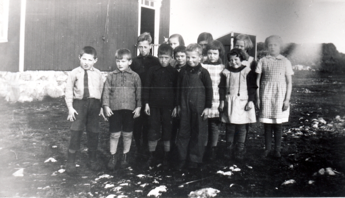 Elevene i småskolen ved Halsnes skole, Tranøy 1928 .