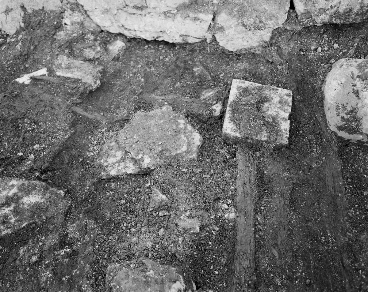 Arkeologiske undersøkelser i kjellerruin vest for drengestua 1986-1989. Deler av tregulv under utgravning 1988.