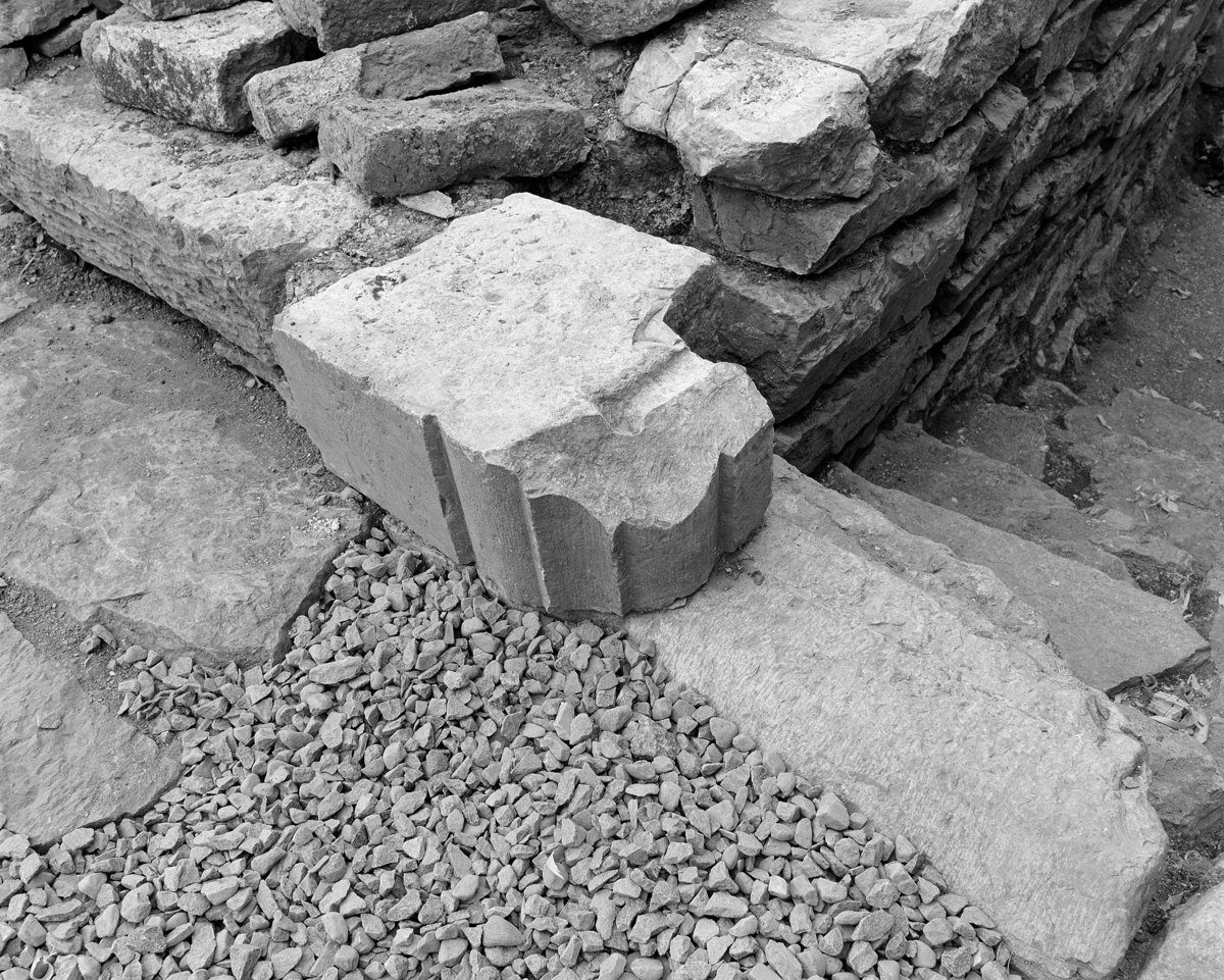 Arkeologiske undersøkelser i kjellerruin vest for drengestua 1986-1989. Rester av inngangsportal til den nyere delen av kjelleranlegget.