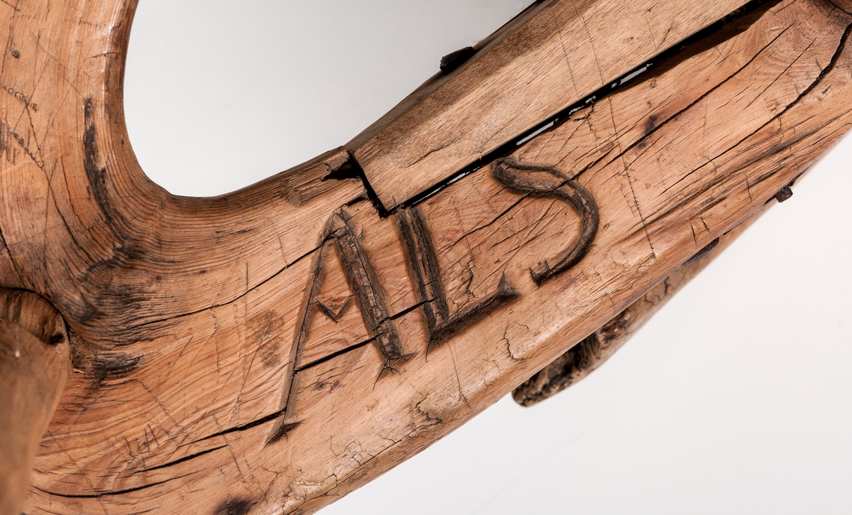 Krack/mjölkpall märkt 1805. Omålad. Undersidan märkt ALS.
Krokvuxen trä med 3 raka ben inborrade. Liten naturvuxen krok står upp på ena sidan.