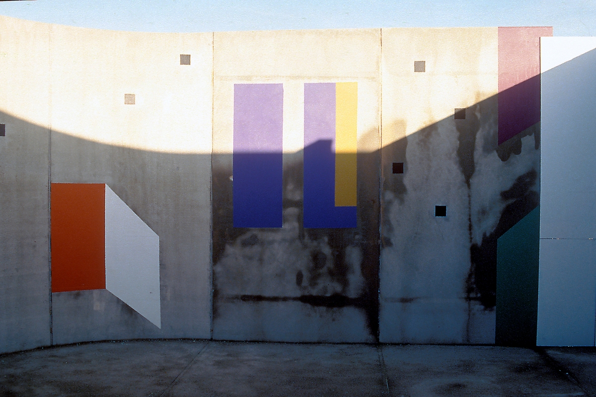 "Portalene" fremstår med forskjellige farger og karakter. Hver form på en side av muren blir repetert eller gjenspeilet på den andre siden slik at en kan forestille seg at formen går igjennom veggen. Formene er hovedsakelig geometriske og distribuert langs veggene på en asymetrisk måte i et abstraktformspråk.