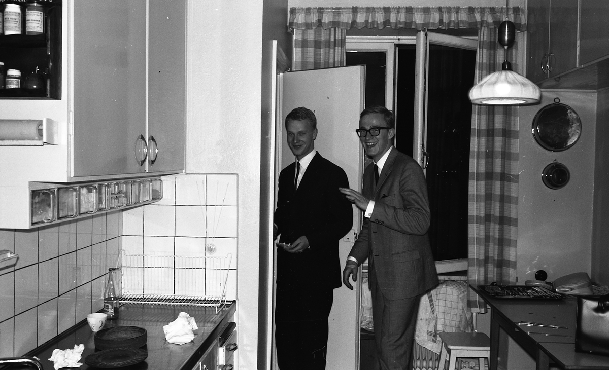 Studentfirande hemma hos familjen Köhler på Ringgatan, två ungdomar i köket, Uppsala 1962