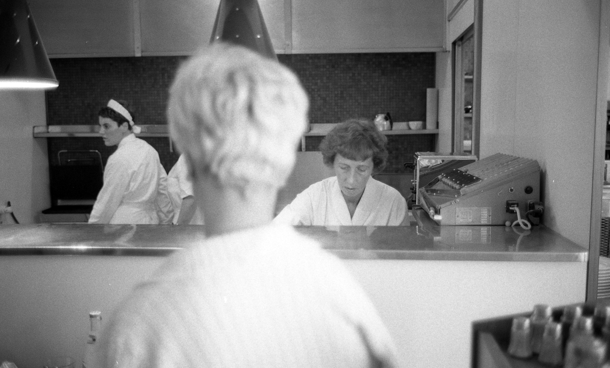 Matsalen i varuhuset Tempo, personal i köket, Uppsala 1962