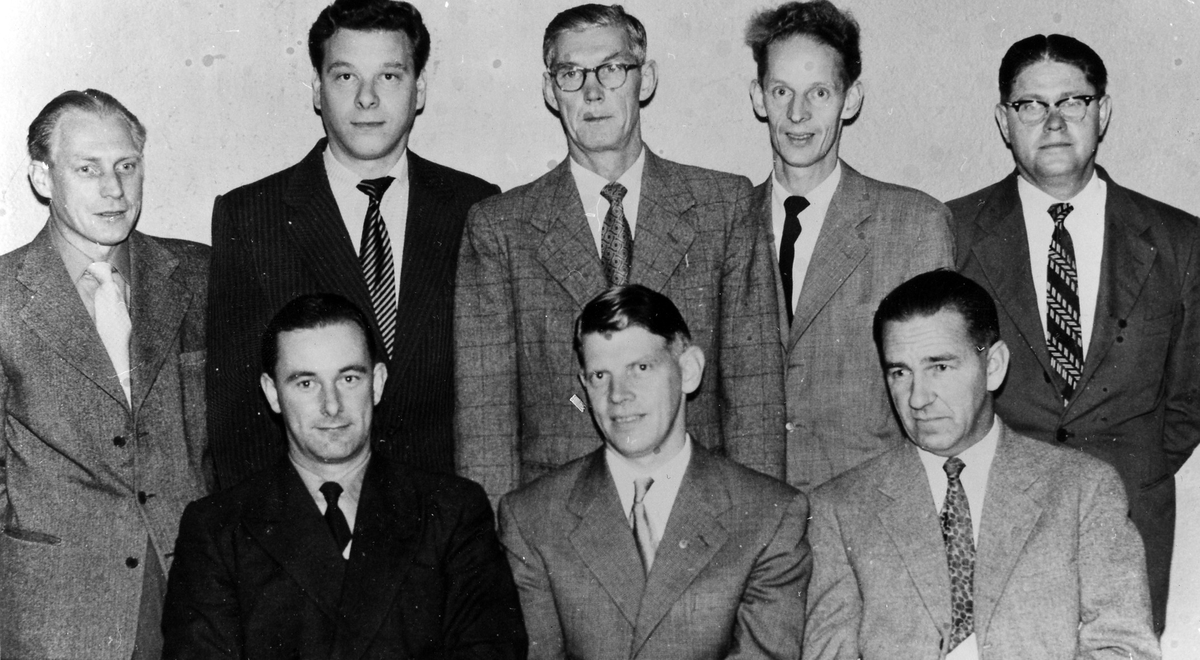 8 män ur Svenska Metallindustriarbetarförbundets avdelning 206:s styrelse i en gruppbild.
Sittande från vänster:
Knut Andersson
Karl Börjesson