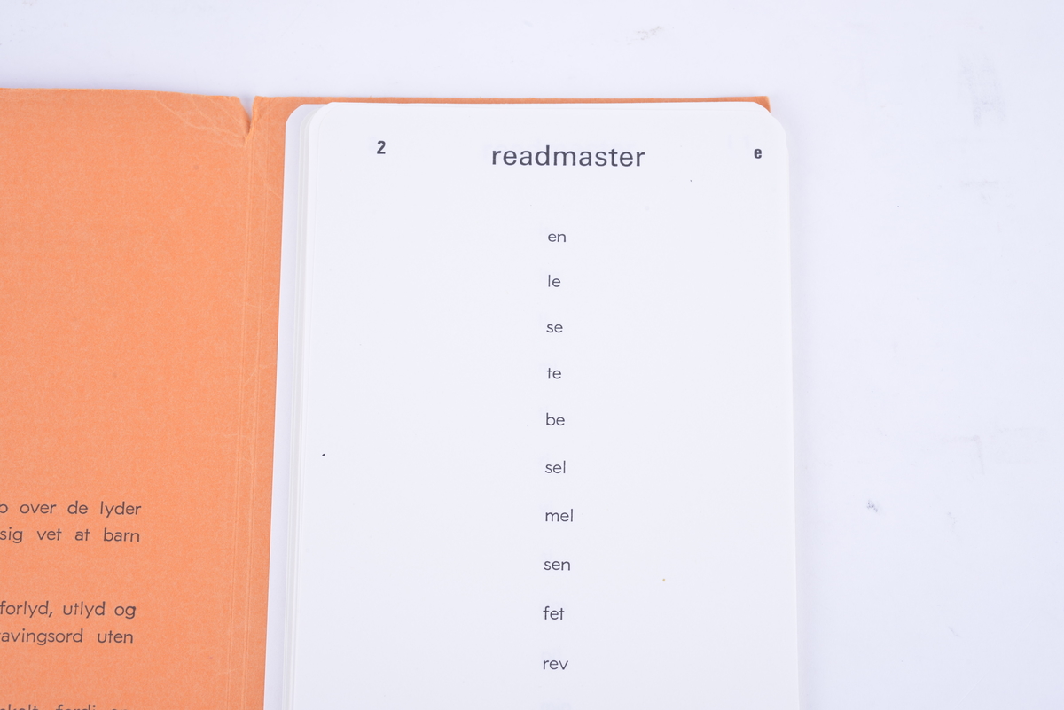 Hefte (omslag) som inneholder løse ark med tekst. Brukes med Readmaster leseapparat.