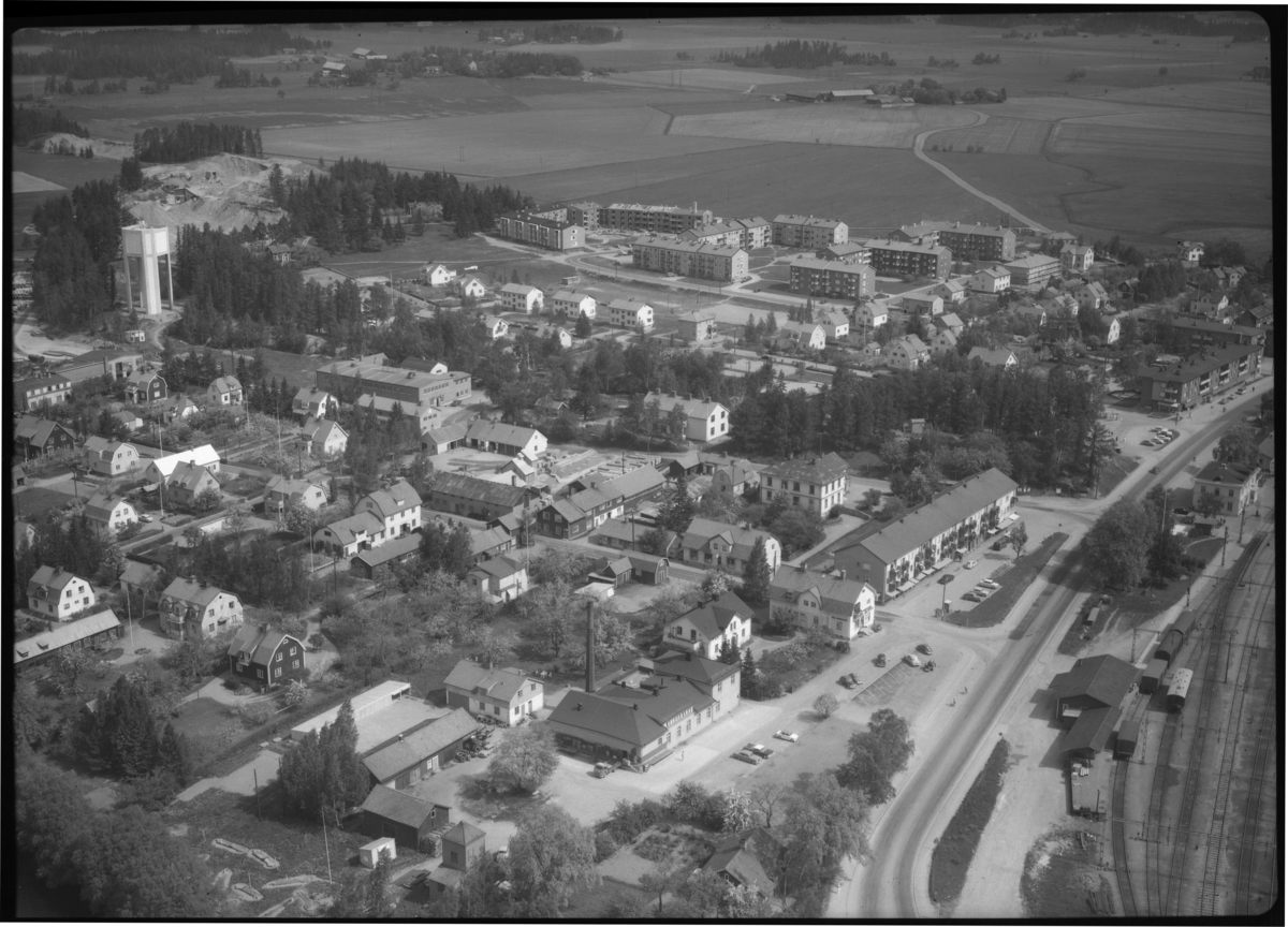 Flygfoto över Kolbäcks mejeri och Kolbäcks järnvägsstation.