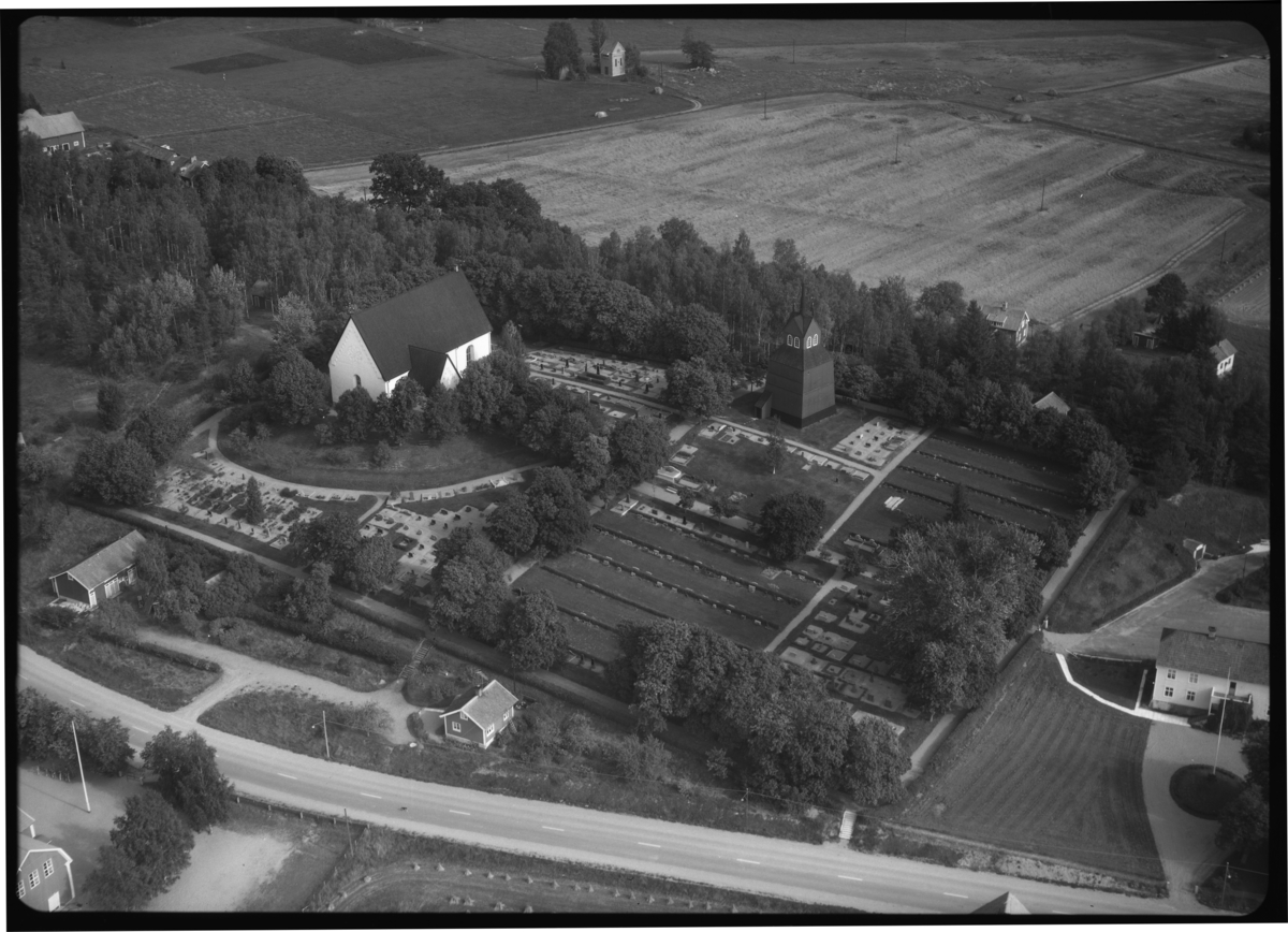 Flygfoto över Möklinta kyrka, Möklinta.