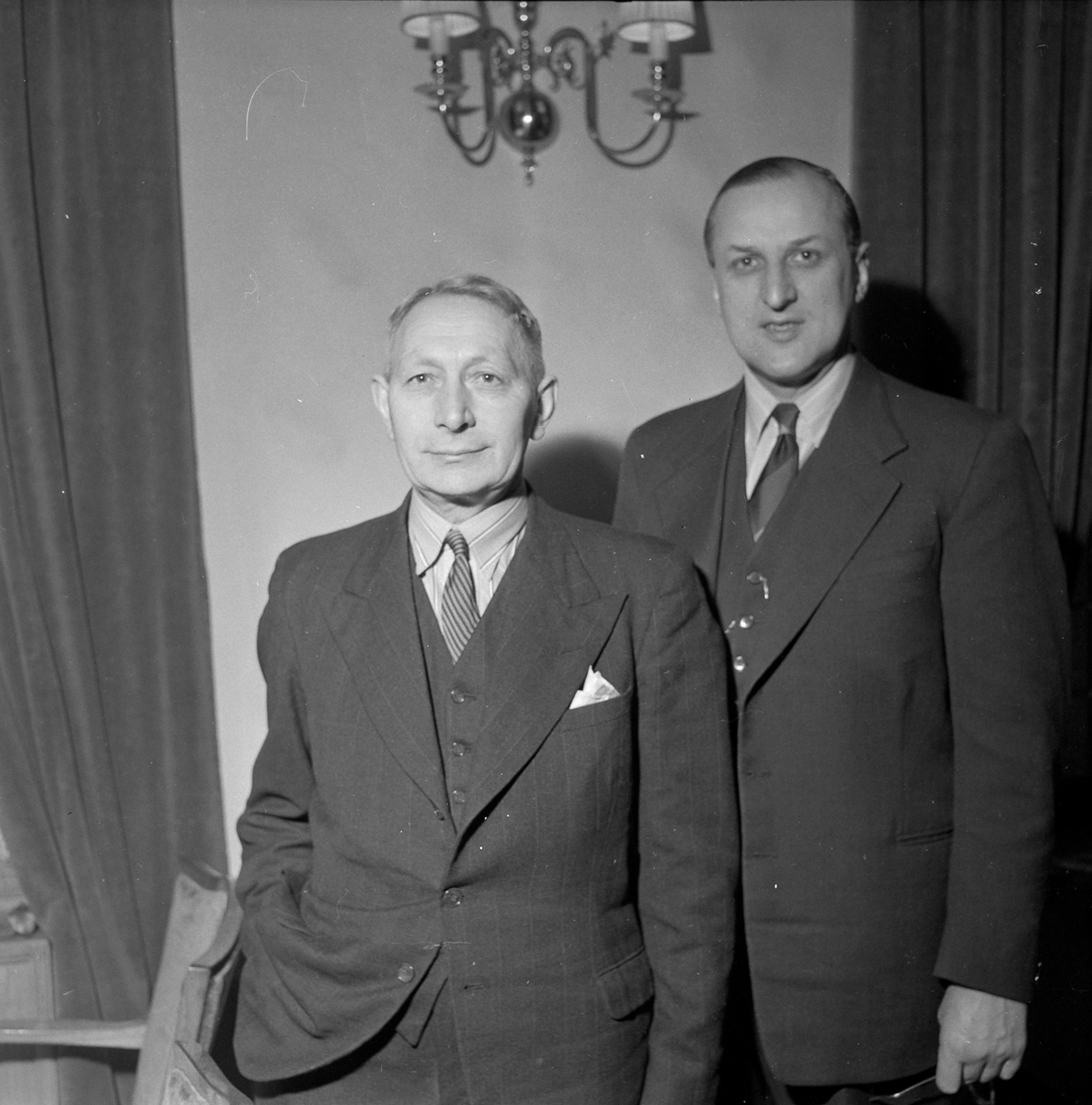 Hans Bjerkholt fra Norges Kommunistiske parti og Knut Isachsen fra Kristelig Folkeparti