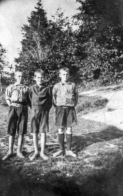 Sommerferie i Høysand i Skjeberg juli 1925. Fra venstre: Ole Thoresen, Karl Paulsen f. 1913 og Kåre ?. Ole var fetter av Karl, og Kåre en kamerat av Karl. Karl bodde hos tanta si i Høysand. ØFB.2017-00262.