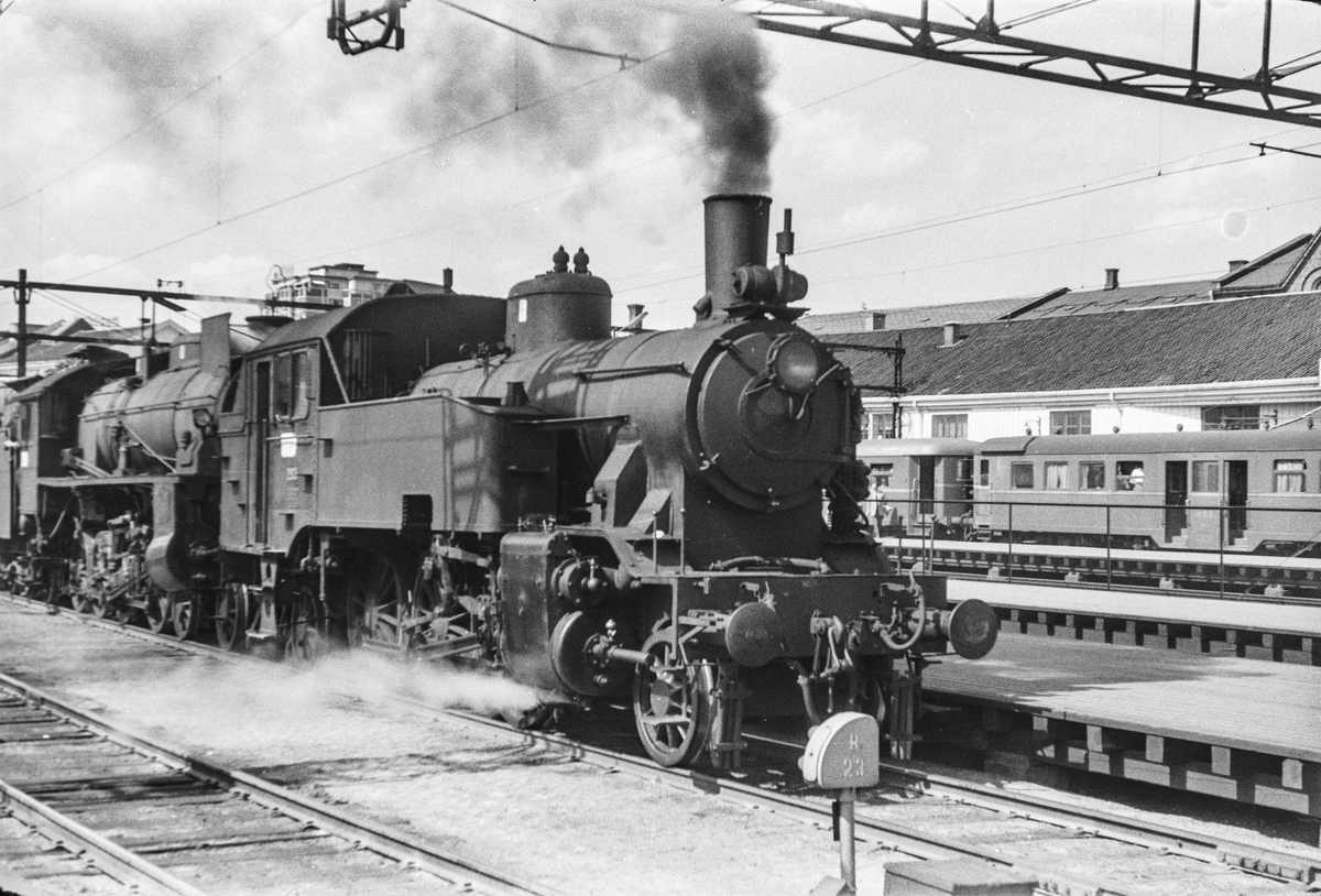 Persontog på Oslo Østbanestasjon med damplokomotiv type 32a nr. 283 som ekstra forspannlokomotiv og damplokomotiv type 31b nr. 446 som forspannlokomotiv.