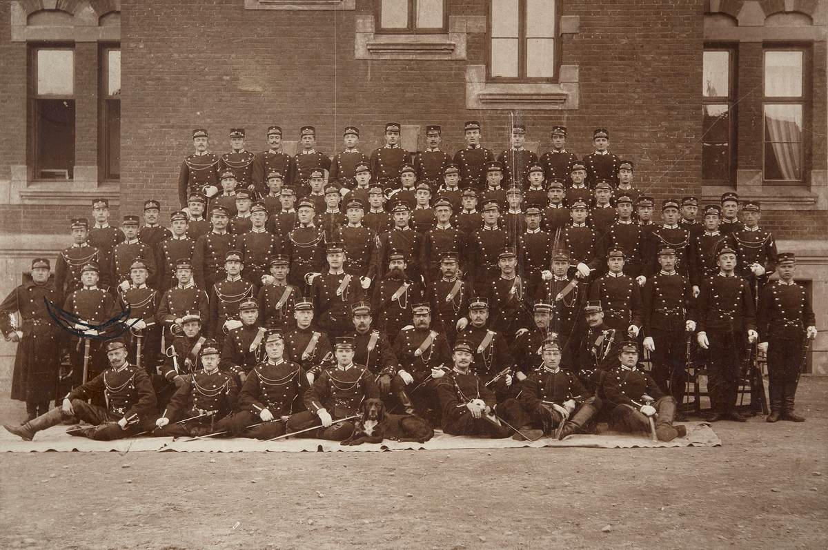Gruppe militære, soldater, Trandum ?, ca. 1865. 2.rekke nr. 2. f.v. Mathias Kristiansen Ødegård.