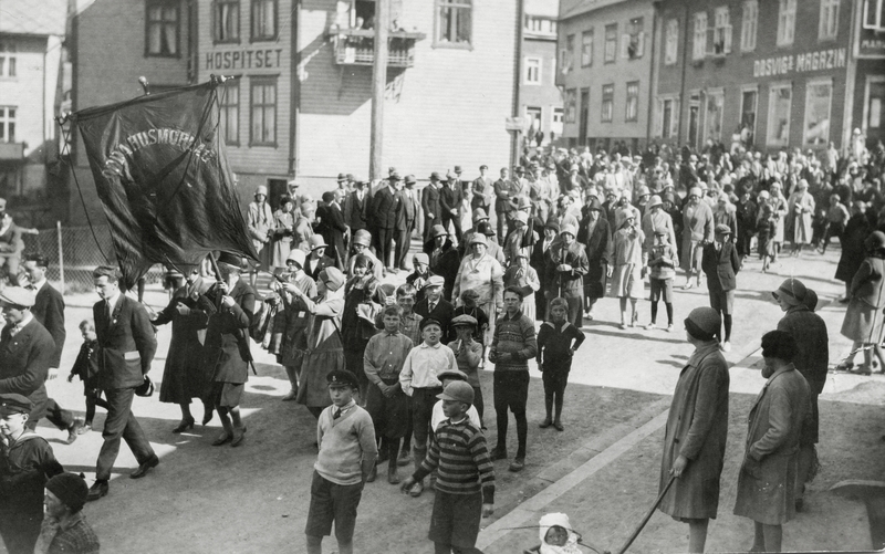 Odda Husmorlag demonstrerer i 1.mai-tog.