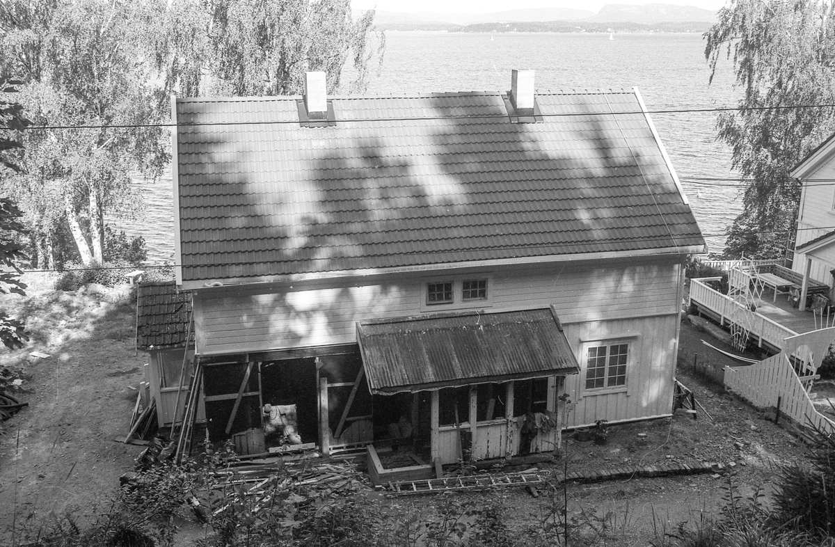 Verneverdige, gamle arbeiderboliger på Alværn på Nesodden settes i stand. Tømmermann Torstein Sehaug-Pettersen.