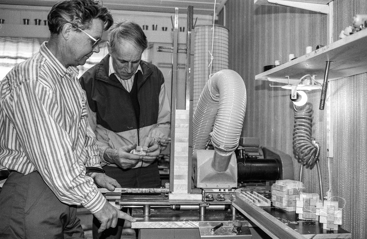 Ski Trevare produserer NIFI – kubbbene for den gløgge. Nils Fiske (t.h) og Werner Skau ved produksjonsbenken.