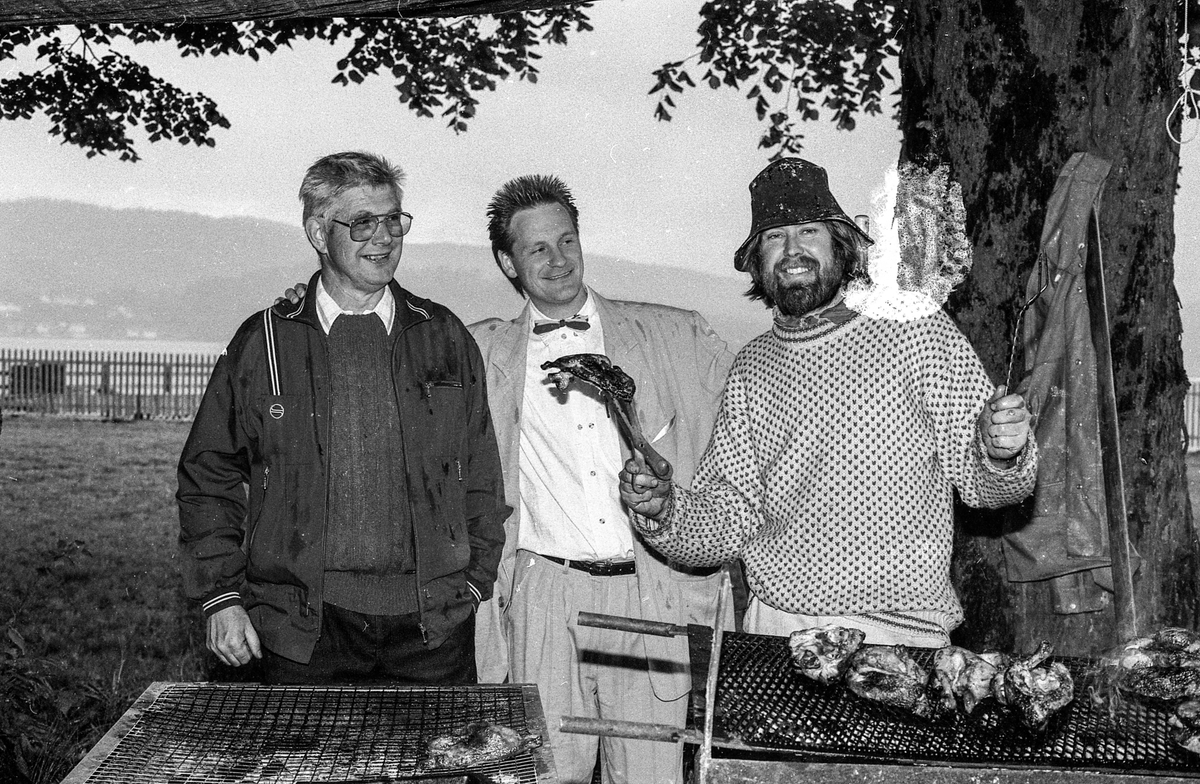 Gamle Drøbak verneforening har grillfest i hagen til Ringgården. Jan Kåre Øien med masse skjegg, hatt og busserull. Fra venstre: Erik Halvorsen, Jan Kåre Øien og Jan Petter Seim.