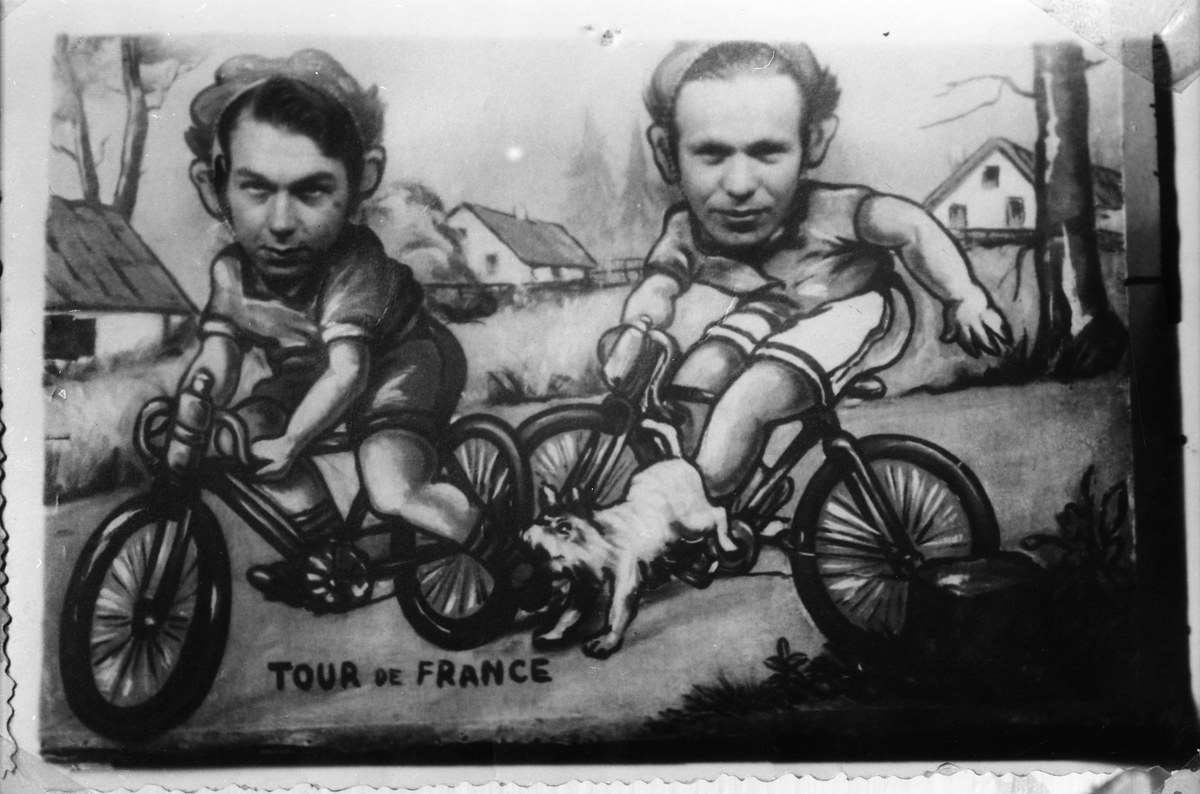 Avfotografert tegning av to syklister. På tegningen er det skrevet "Tour de France".