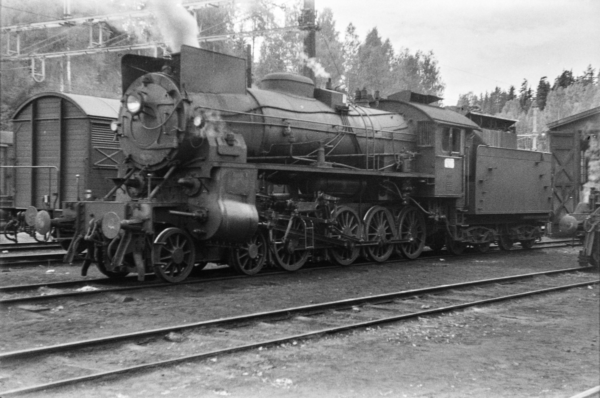 Damplokomotiv type 31b nr. 446 ved lokomotivstallen på Hønefoss stasjon.
