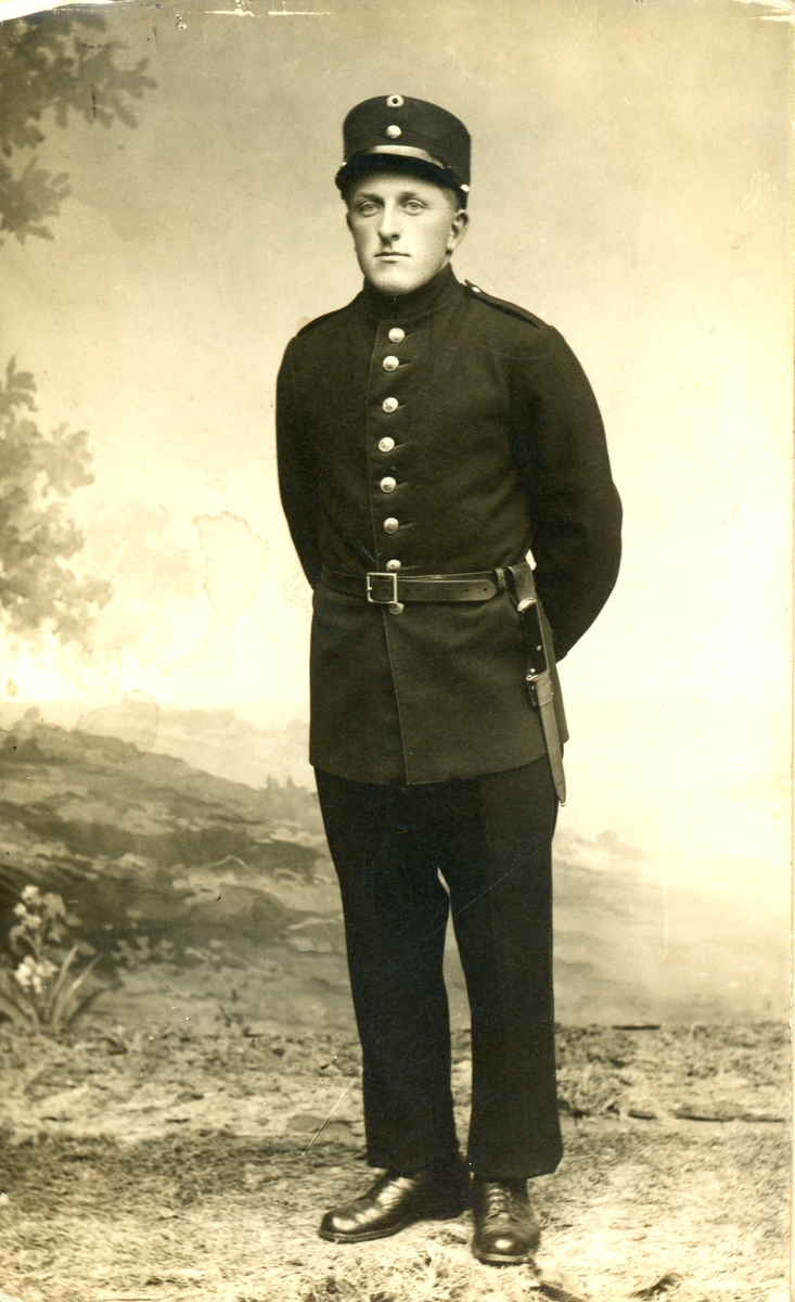 Portrett av Steingrim Frøysok i militæruniform.