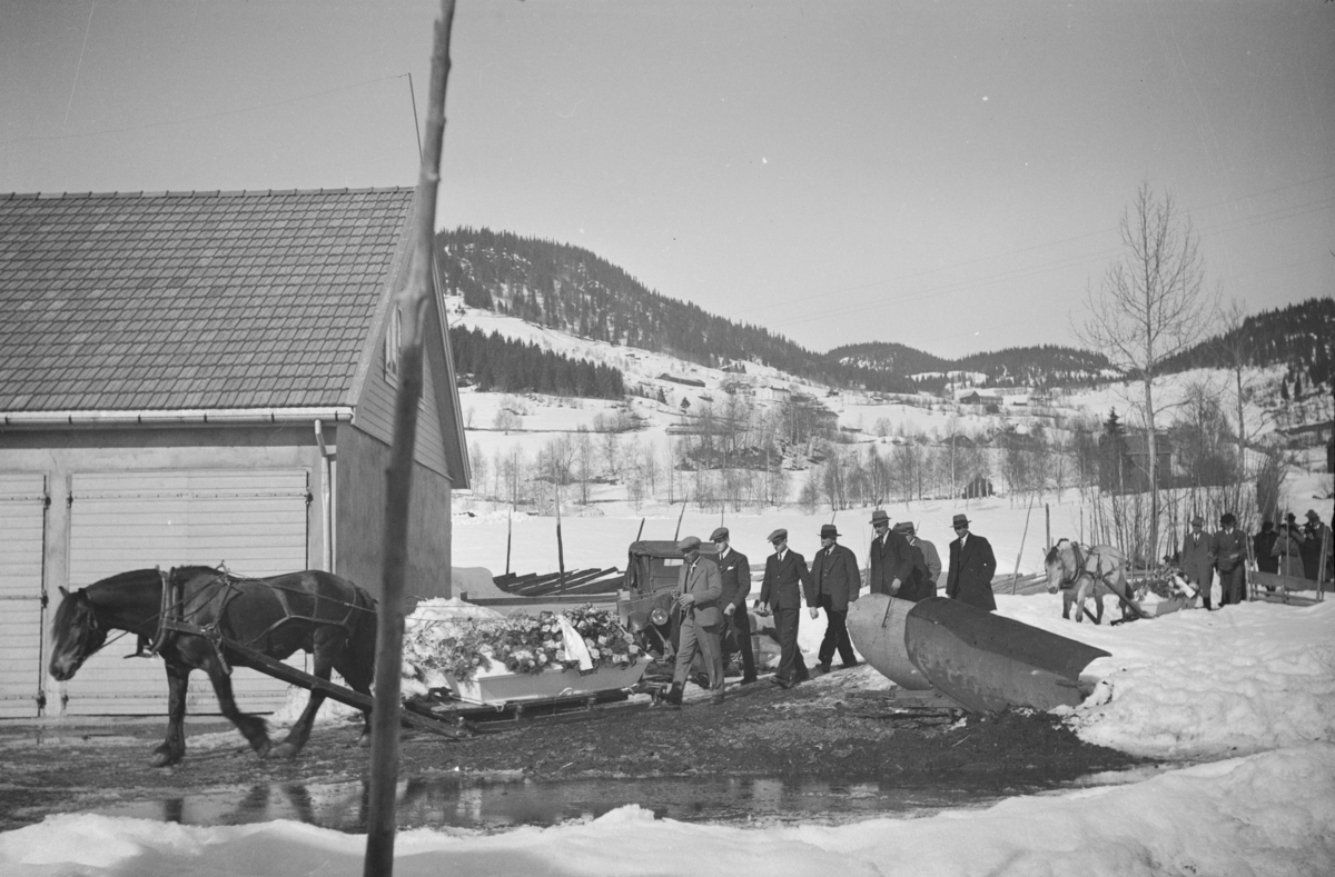 Begravelsesfølge fra Vestre Gausdal gamlehjem (Jordet) for Olaus Kalstadstuen og Olaus (Gardom) Amundsen. To hester med slede med kister underveis til Vestre Gausdal kirke