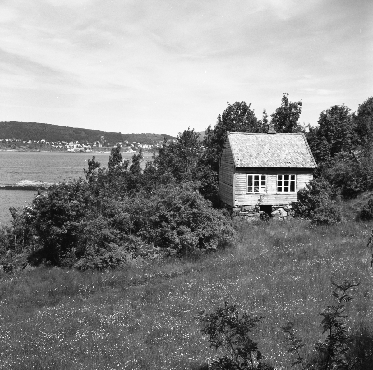 Det gamle snekkerverkstedet til Peter Jensen Hovden (1857- 1938) - Angivelig flytta fra Kråna nede ved sjøen og opp til høydedraget det no står på.