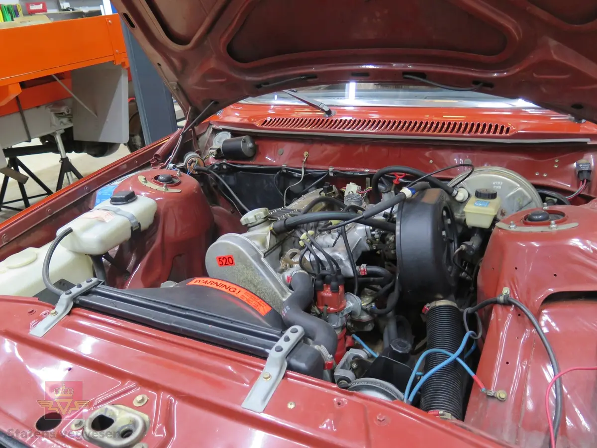 Volvo 242 L 1,9. 2-dørs rød brun personbil med svart, brunt og grått interiør. Bilen har bensindrevet 4-sylindret forbrenningsmotor, med overliggende kamaksel, EGR ventil og et sylindervolum på 1986 cm3. Effekt 97 Hk (72 kW). Typebetegnelse på motor er B19A. Drift på bakhjulene. Standard dekkdimensjon skal være 175 SR 14 rundt om. Felgene er 5 tommer brede.