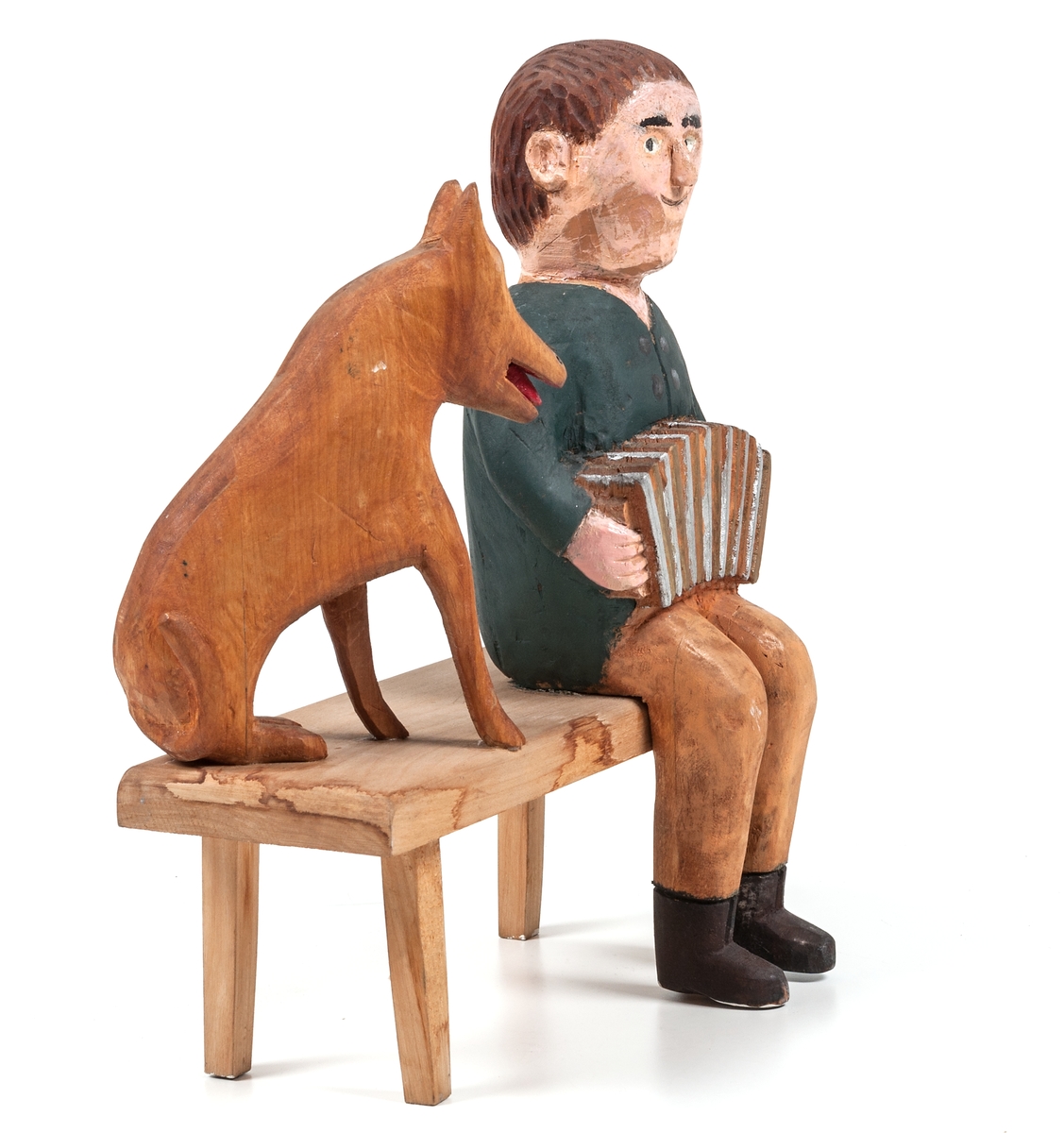 Träskulptur "Dragspelare" av Per Mörk. Skulpturen består av sittande dragspelare och sittande hund på träbänk.