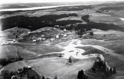 Oversiktsbilde over rasområde på Skjønhaug i Trøgstad hvor flere boliger er ødelagt, 29.oktober 1967.. Foto/Photo