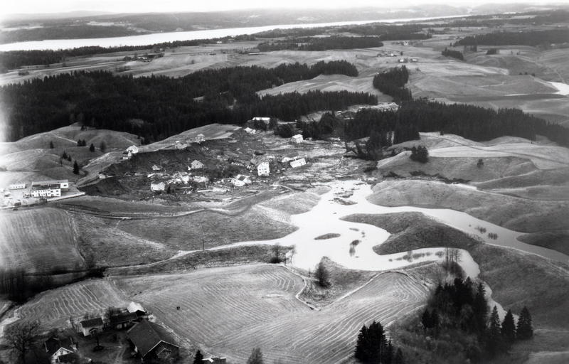 Oversiktsbilde over rasområde på Skjønhaug i Trøgstad hvor flere boliger er ødelagt, 29.oktober 1967.