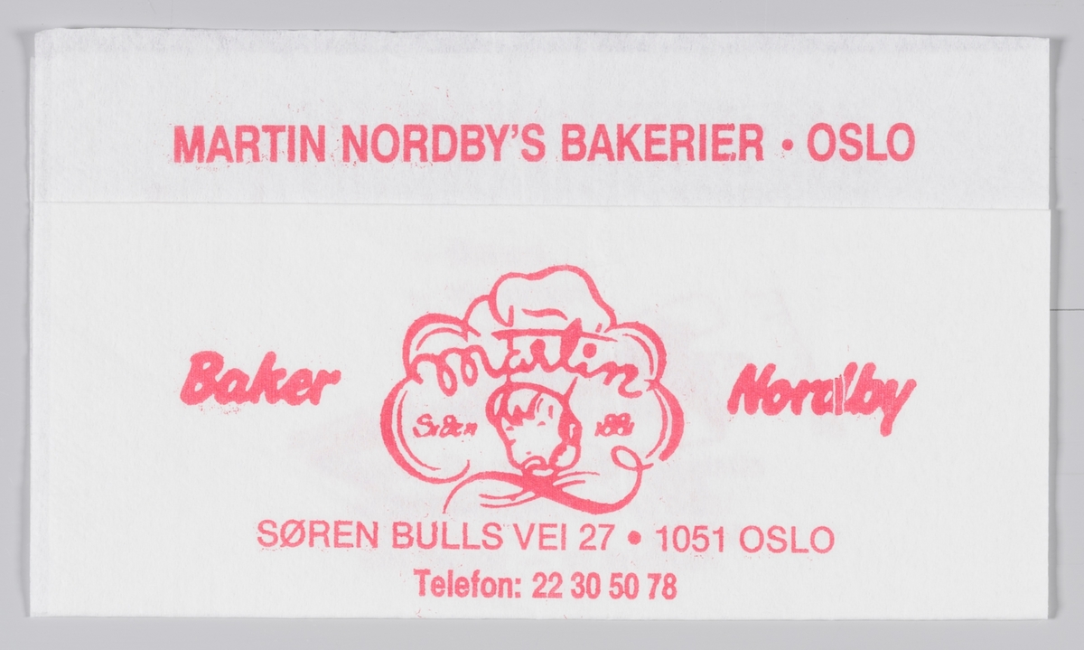 En gutt med kokkehatt og en reklametekst for Baker Martin Nordby i Oslo.

Martin Nordby åpnet sitt bakeri på Tøyen i Oslo 1881. Martin Nordby er i dag en avdeling av Bakehuset Møllhausen.

Samme reklametekst på MIA.00007-004-0249 til MIA.00007-004-0252.