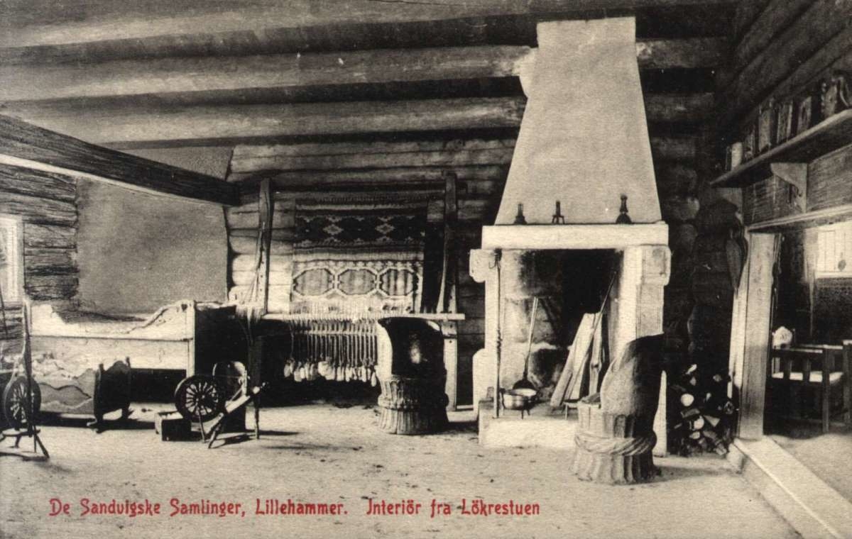 Postkort.  "De Sandvigske Samlinger, Lillehammer. Interiør fra Løkrestuen",