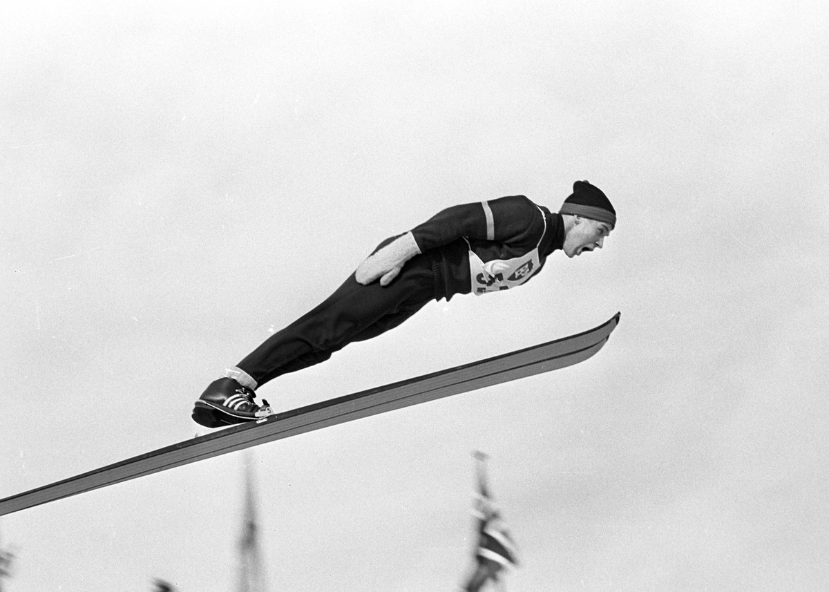 En skihopper i svevet, NM ski i liten bakke 1965, Midtstubakken. Fotografert 21. februar 1965.