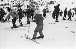 Flere barn med ski, "Aprilspøken" slalåmrenn i Tryvannskleiv
