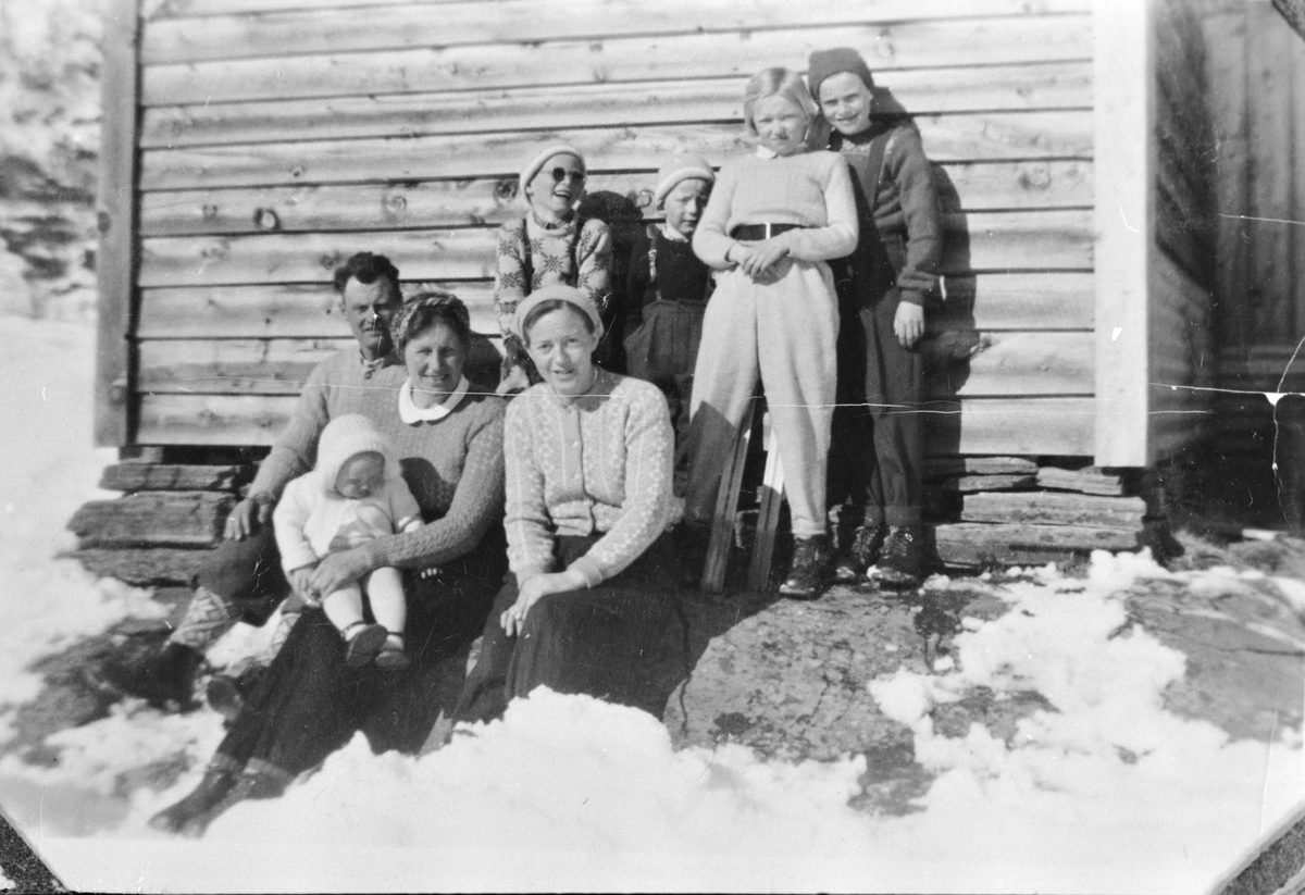 Familien Løyning og familien Ohm på påsketur til stølen Hestavika på Løyning