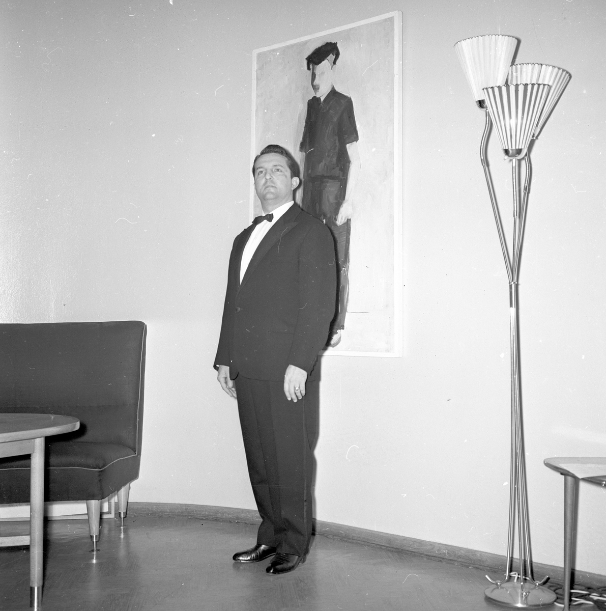 Stående mann, operasangere. Italiensk opera i Oslo. Fotografert 1958.