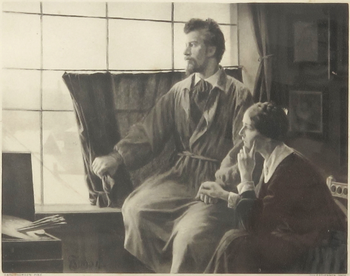 Atelier med maleren og hans hustru foran vinduet. Mannen drar gardinen til side, og de kikker begge ut av vinduet.