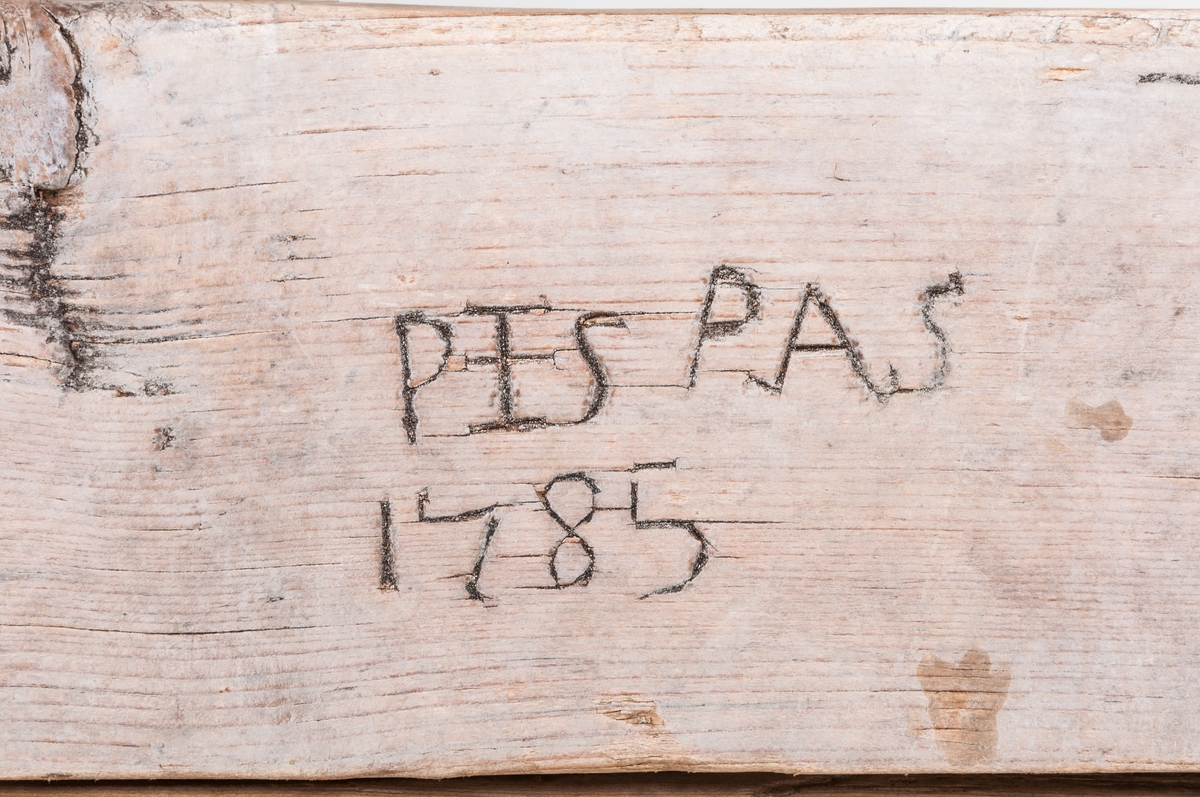 Ostkar, märkt PES PAS 1785 på en yttersida.
Botten genomborrad med 14 st hål för avrinning.