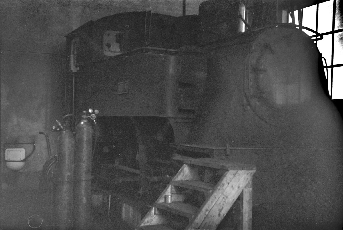 Sulitjelmabanens damplokomotiv ODIN i lokomotivstallen i Lomi.