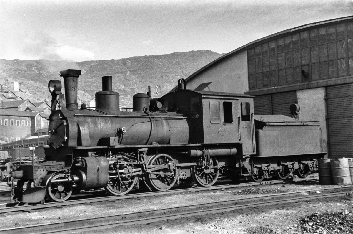 Sulitjelmabanens damplokomotiv nr. 85 ved lokomotivstallen i Lomi.