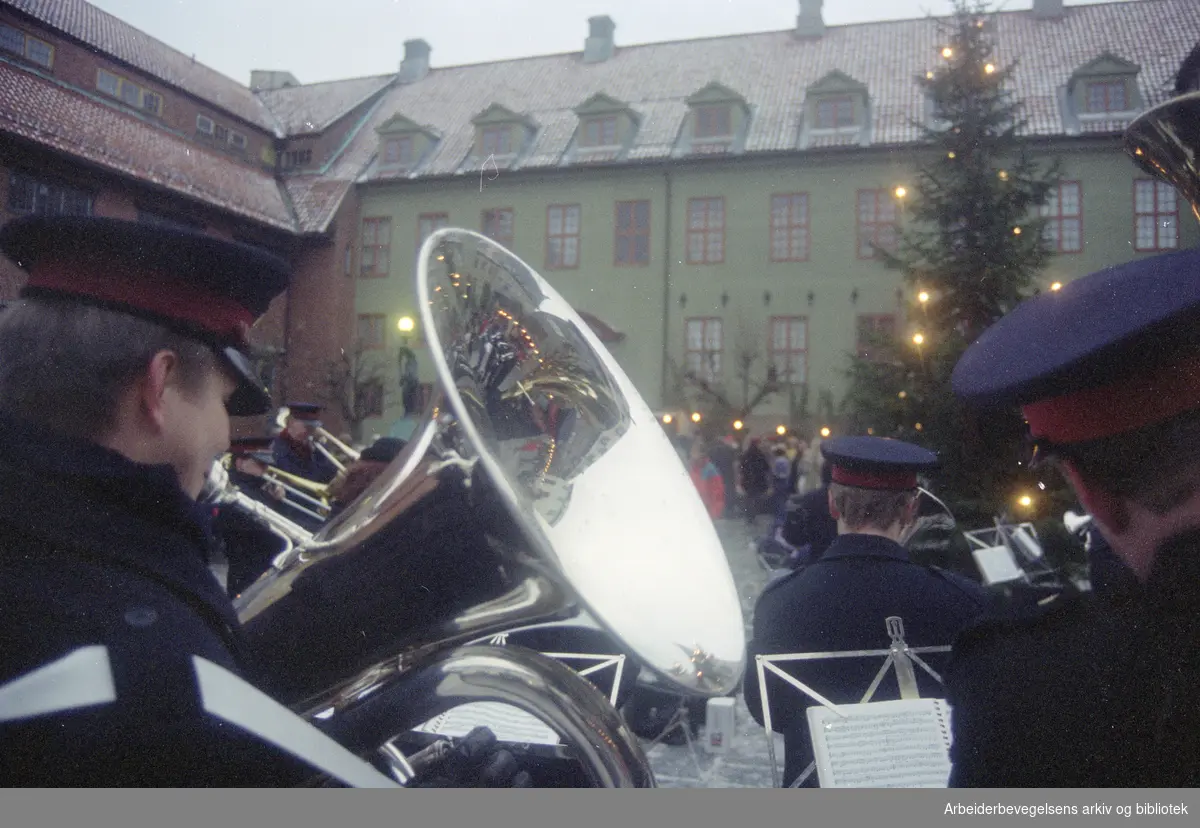 Bygdøy Folkemuseum. Frelsesarmeen spiller julesanger. 3. desember 1995
