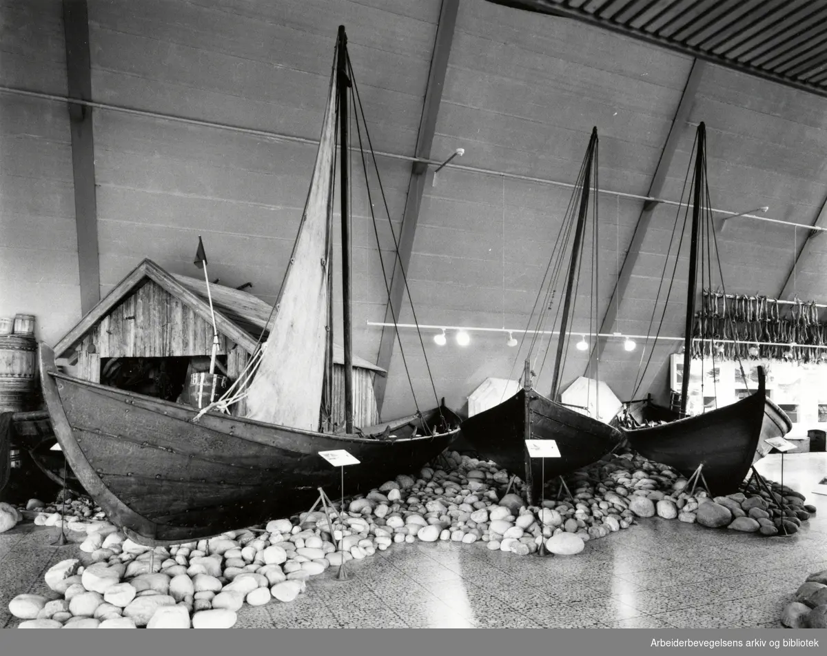 Bygdøy, Sjøfartsmuseet. Båthallen. Mai 1992