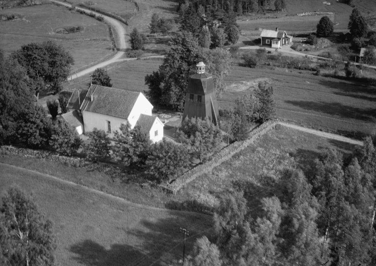 Flygfoto över Hjärtlanda kyrka i Sävsjö kommun. Nr K  365.