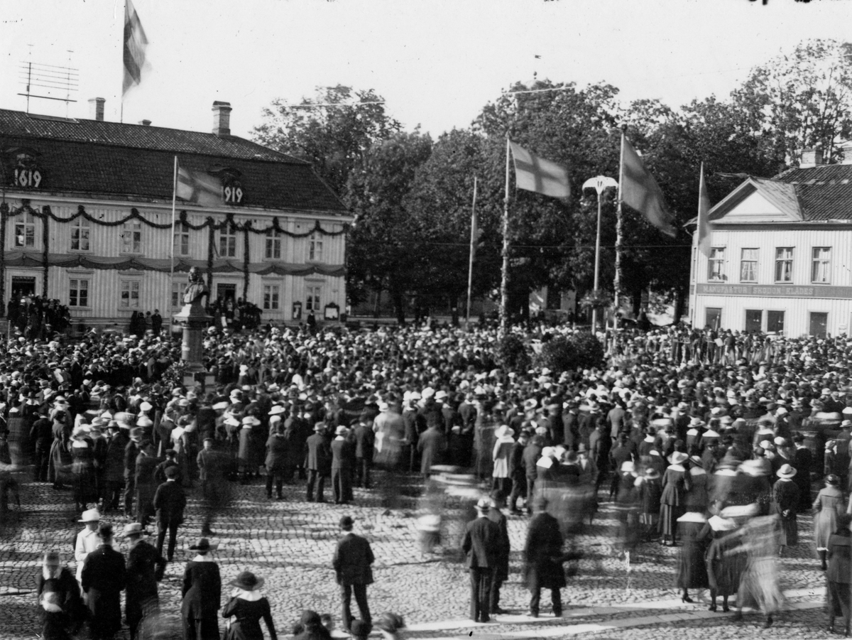 En folksamling på Stora Torget i Alingsås vid dess 300-års Jubileum 1919.